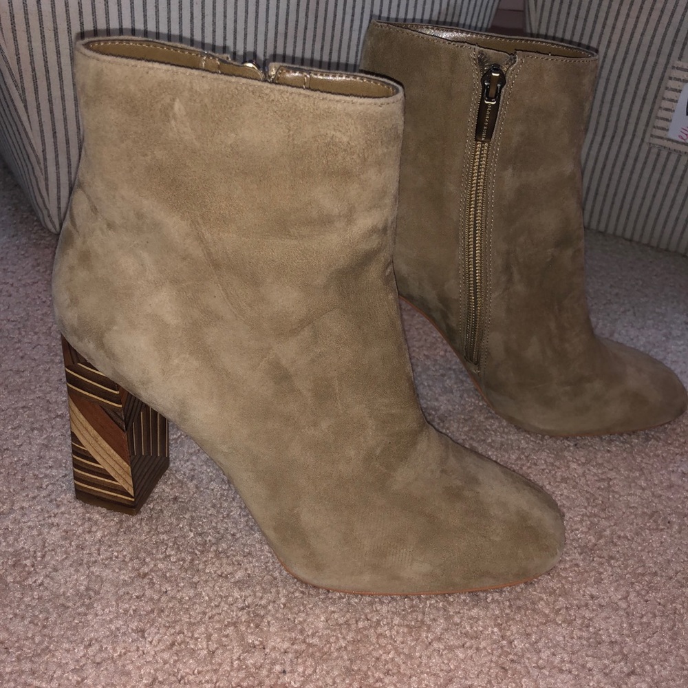 Vince Camuto beige booty